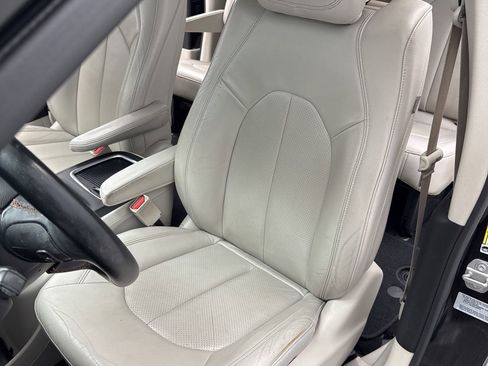 Used 2017 Chrysler Pacifica Touring-L Plus w/ Tire & Wheel Group image 10