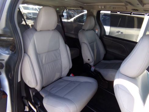 Used 2015 Toyota Sienna Limited Premium image 25