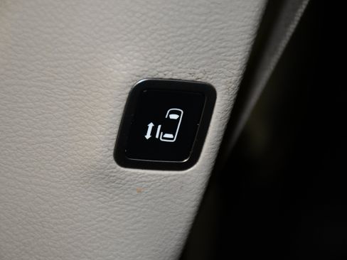 Used 2019 Chrysler Pacifica Touring-L FWD image 45
