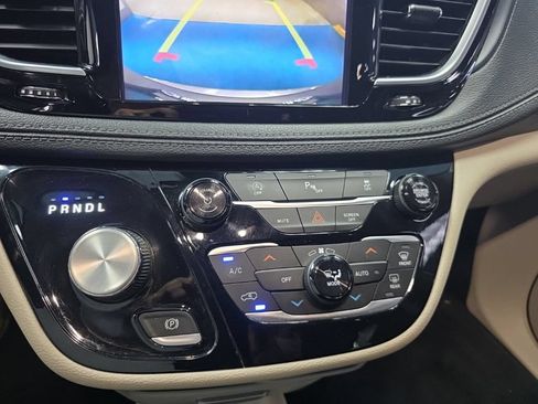 Used 2020 Chrysler Pacifica Limited FWD image 27