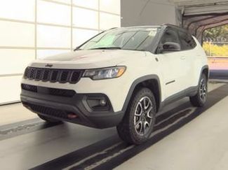 Used 2025 Jeep Compass Trailhawk AWD/4WD video 1