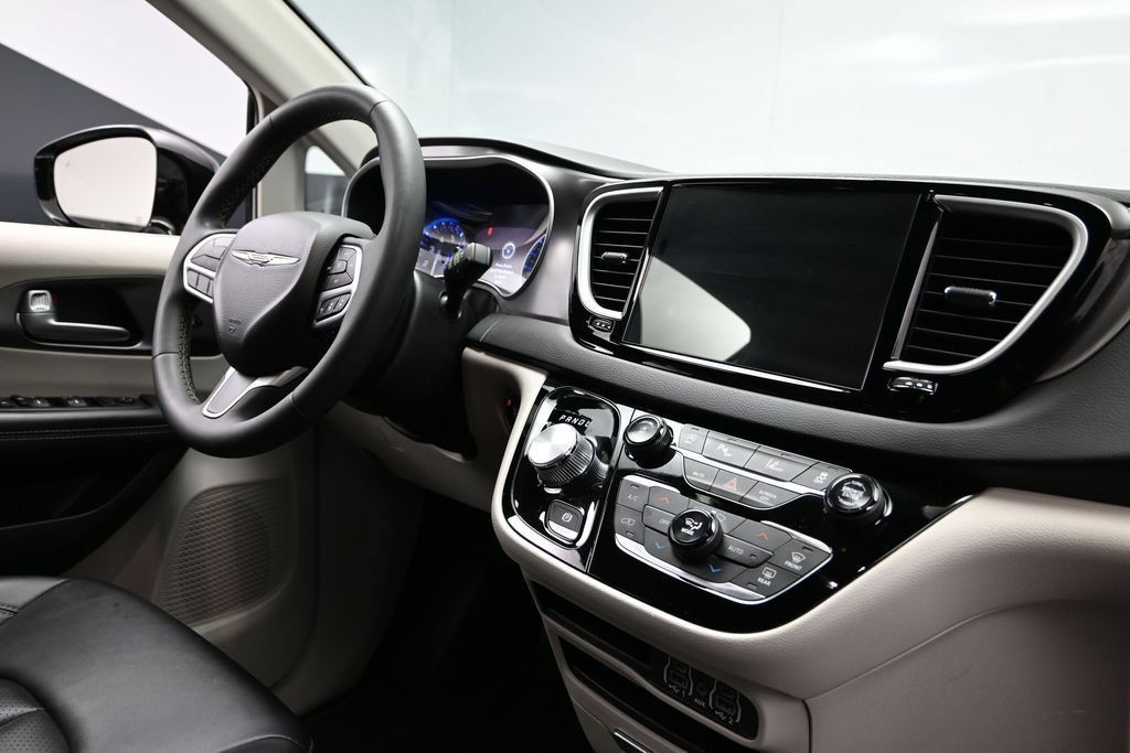 Used 2024 Chrysler Pacifica Touring-L FWD image 14