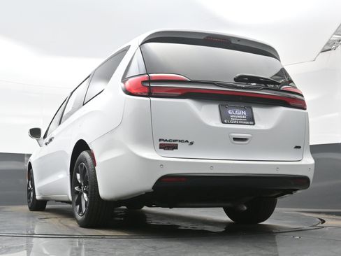 Used 2021 Chrysler Pacifica Touring-L w/ Uconnect Theater Family Group image 30