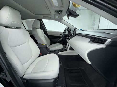 Certified 2022 Toyota Corolla Cross LE image 7