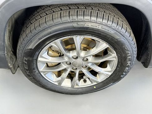 Used 2019 Jeep Cherokee Latitude Plus w/ Comfort/Convenience Group image 28