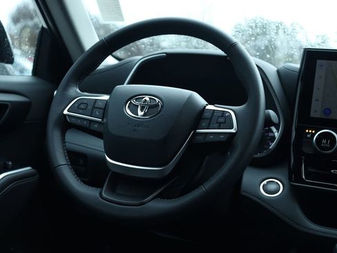 Used 2025 Toyota Highlander XLE image 4