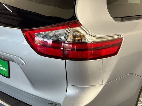 Used 2020 Toyota Sienna XLE FWD image 32