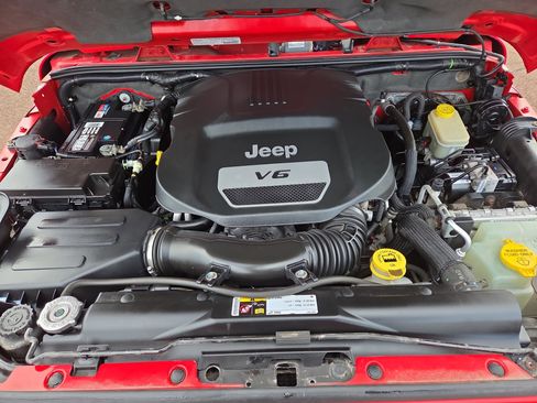 Used 2014 Jeep Wrangler Unlimited Sahara w/ Connectivity Group image 26