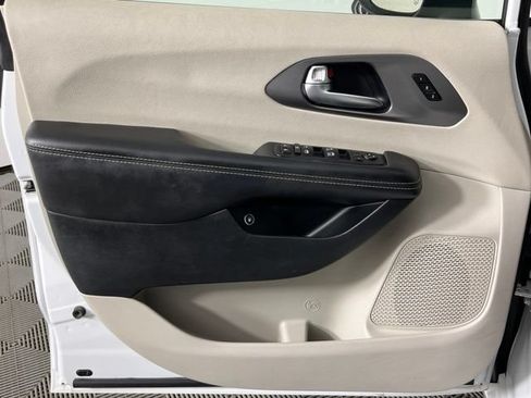 Used 2023 Chrysler Pacifica Touring-L FWD image 20