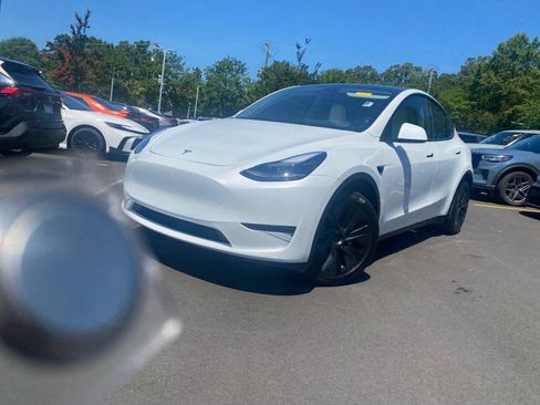 Used 2024 Tesla Model Y Long Range AWD/4WD image 16