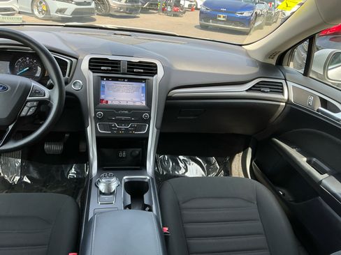 Used 2019 Ford Fusion SE image 16