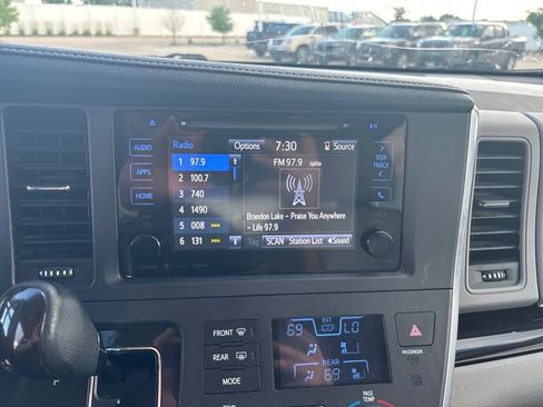 Used 2017 Toyota Sienna XLE FWD image 16