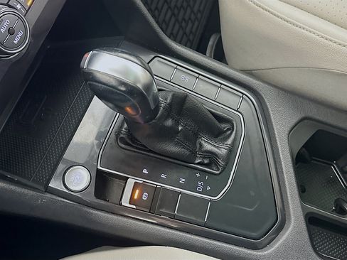Used 2020 Volkswagen Tiguan SE w/ Panoramic Sunroof Package FWD image 23