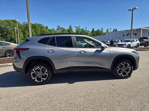 Used 2025 Chevrolet Trax LT w/ LT Convenience Package FWD image 9