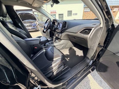 Used 2019 Jeep Cherokee Latitude Plus w/ Cold Weather Group AWD/4WD image 59