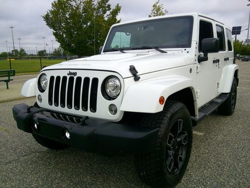 Used 2018 Jeep Wrangler Unlimited Sahara AWD/4WD image 26