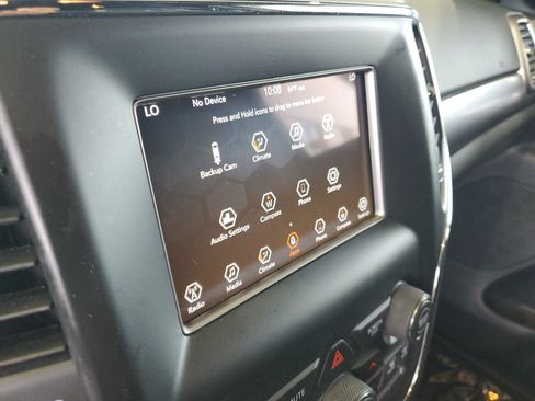 Used 2018 Jeep Grand Cherokee Laredo RWD image 26