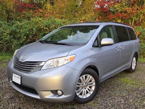 Used 2012 Toyota Sienna XLE w/ Premium Pkg image 9