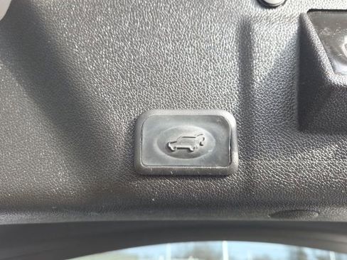 Used 2016 GMC Acadia SLE image 13