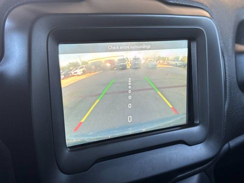 Used 2018 Jeep Renegade Latitude w/ Safety & Security Group FWD image 19