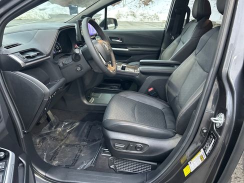 Used 2025 Toyota Sienna Platinum image 18