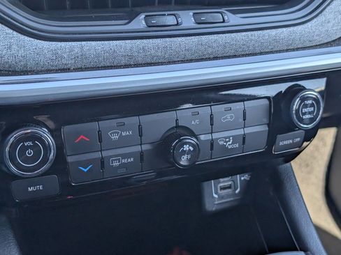 Used 2024 Jeep Compass Latitude w/ Altitude Special Edition image 10