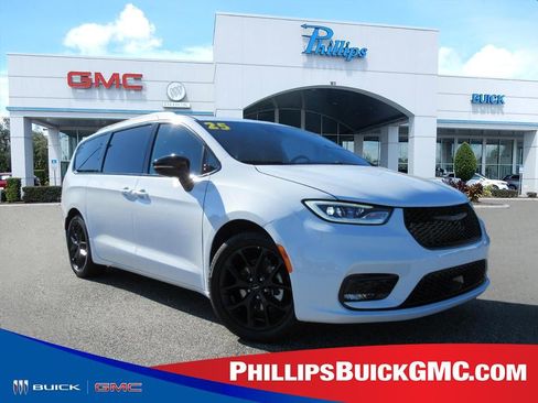 Used 2025 Chrysler Pacifica Limited FWD image 1