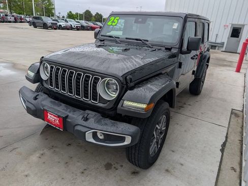 Used 2025 Jeep Wrangler Unlimited Sahara AWD/4WD image 34