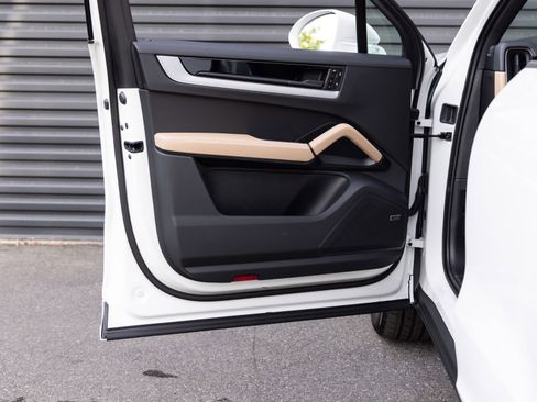 New 2025 Porsche Cayenne image 21