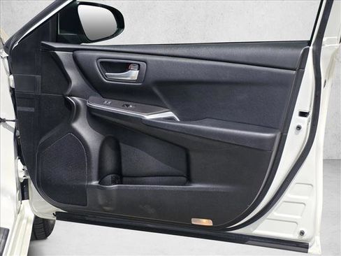 Used 2016 Toyota Camry SE w/ Moonroof Package image 5