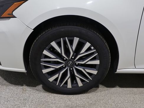 Used 2025 Nissan Altima 2.5 SV image 9