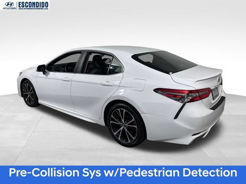 Used 2018 Toyota Camry SE FWD image 3