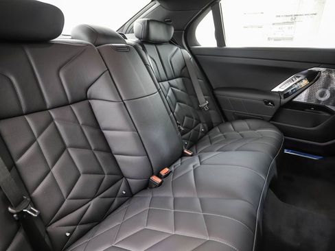 Used 2026 BMW 750e xDrive w/ Executive Package image 29