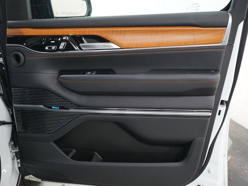 Used 2025 Jeep Grand Wagoneer Series III AWD/4WD image 13