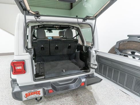 Used 2025 Jeep Wrangler Sahara image 33