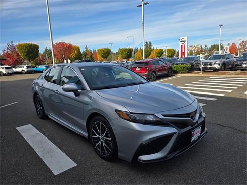 Used 2022 Toyota Camry SE image 4