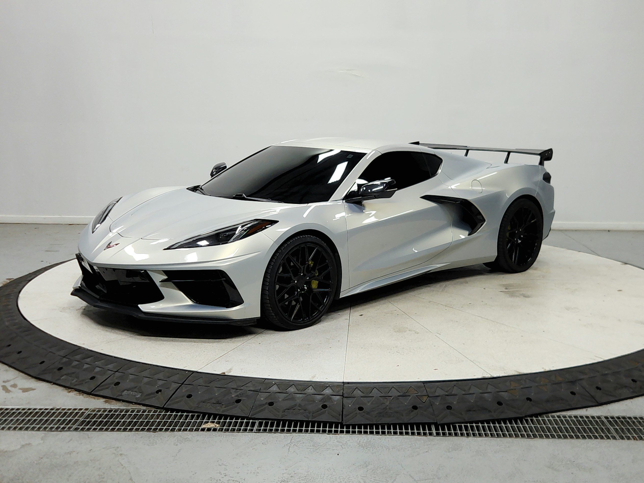 Used 2021 Chevrolet Corvette Stingray Premium Cpe w/ Z51 Performance Package RWD image 4