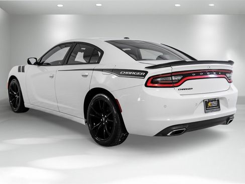 Used 2018 Dodge Charger SXT w/ Blacktop Package image 10