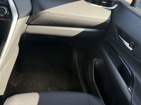 Certified 2022 Toyota Venza LE image 30