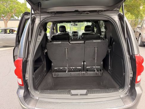 Used 2018 Dodge Grand Caravan SXT w/ Blacktop Package FWD image 6