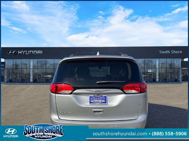 Used 2018 Chrysler Pacifica Touring-L FWD image 7