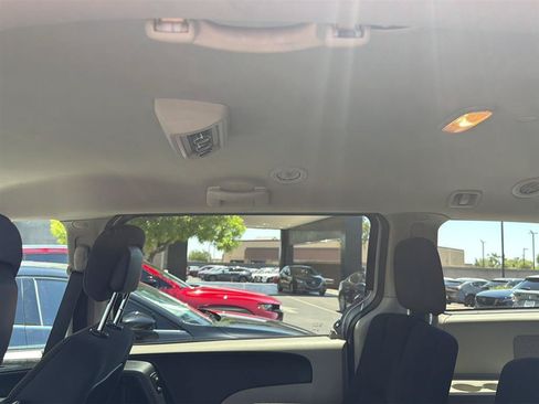 Used 2019 Dodge Grand Caravan SE FWD image 5