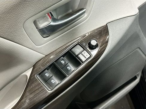 Used 2020 Toyota Sienna XLE image 19