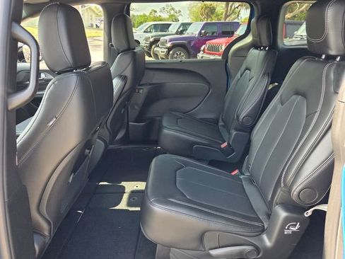 New 2026 Chrysler Pacifica Select FWD image 11