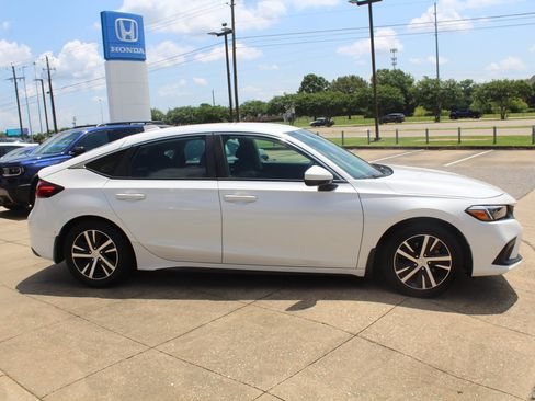 Used 2023 Honda Civic LX image 3