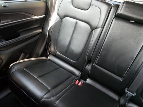 Used 2023 Jeep Grand Cherokee Limited w/ Luxury Tech Group II image 12