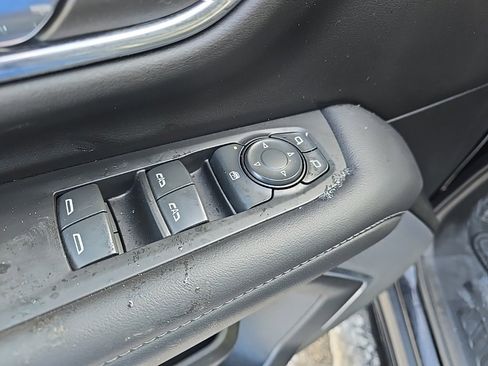 Used 2023 GMC Yukon XL SLE image 8