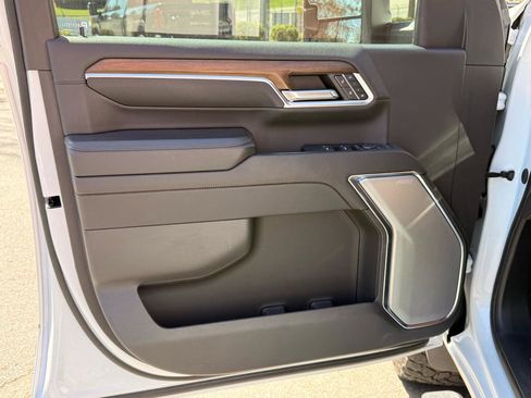 Used 2024 Chevrolet Silverado 2500 High Country w/ Technology Package image 11