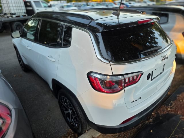 Used 2024 Jeep Compass Limited AWD/4WD image 3