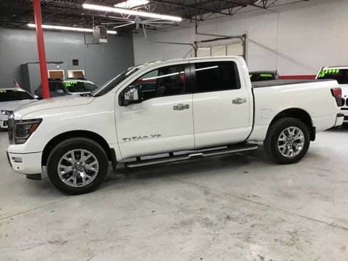 Used 2020 Nissan Titan SL w/ Moonroof Package image 8